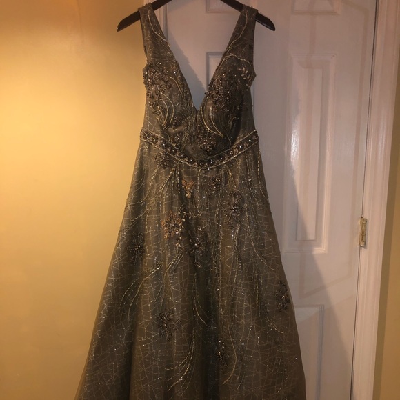 Beaded A-line floral dress - Picture 2 of 8